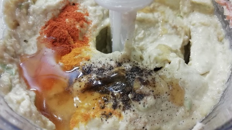5. Avokádovo tuniakovú nátierku dochutíme soľou, mletým čiernym korením, kurkumou, chilli korením a medom.