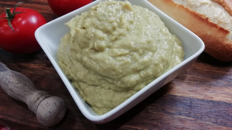 6. Poviete si med? Nemajte obavy, fantasticky doladí jemnosť. Nátierku necháme zachladiť, aby prešli všetky chute.