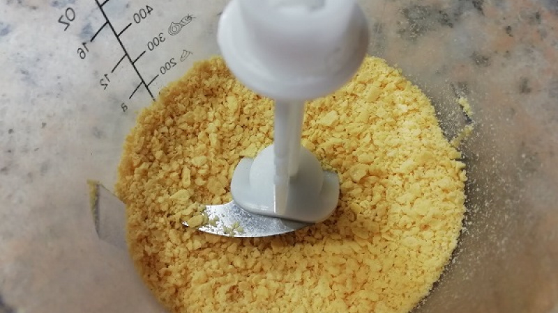 2. Kukuričné lupienky si rozmixujeme na drť alebo aj múku.