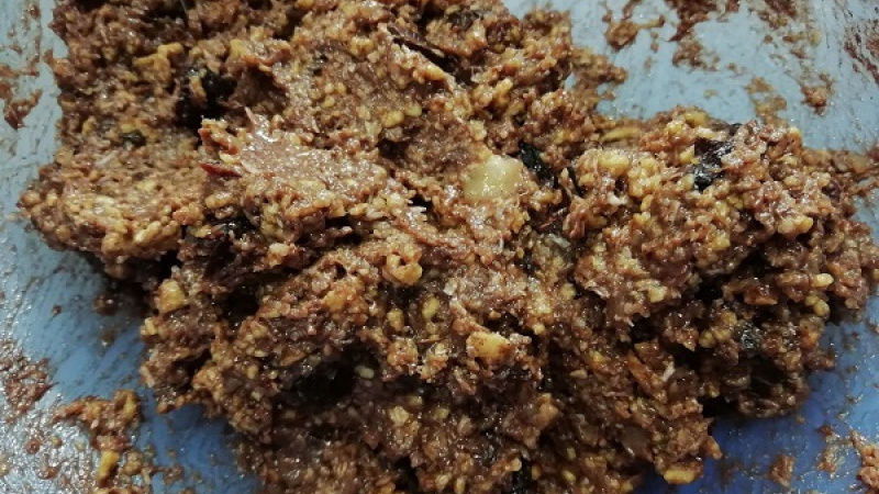 6. Ingrediencie pridávame postupne, aby bola hmota lepkavá.
