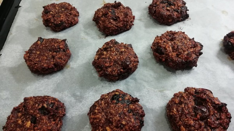 8. Tvarujeme si ich lyžičkou alebo rukami do tvaru cookies.