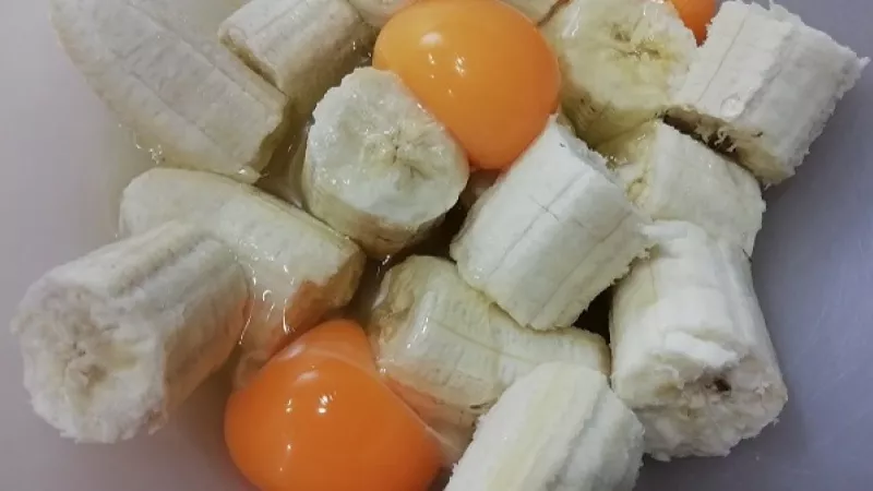 1. 
Zrelé banány rozmixujeme spolu s vajciami na kašu. Banány môžeme roztlačiť aj vidličkou. Lievance budú s kúskami banánov.