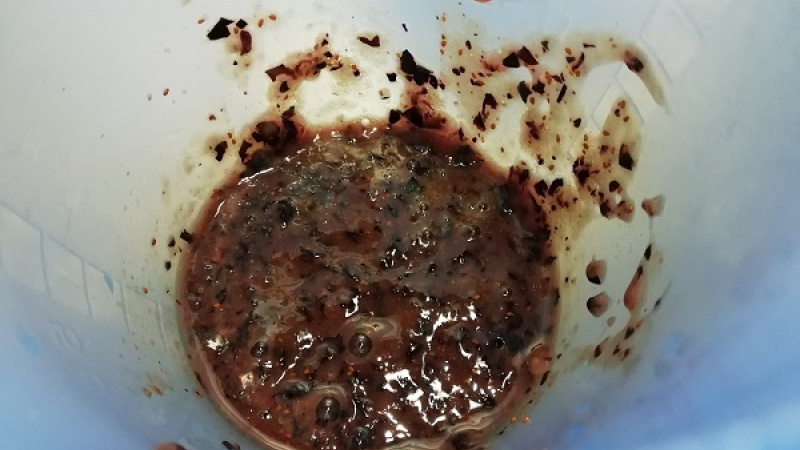 7. Čučoriedky umyjeme a ponorným mixérom rozmixujeme do kaše. Pridáme cukor podľa chuti. Vznikne nám chutná zdravá náplň. 