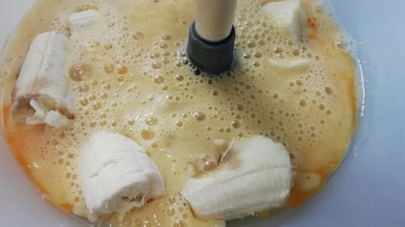 1. Zrelé banány si spolu s vajíčkami rozmixujeme ponorným mixérom na takú redšiu kašu.