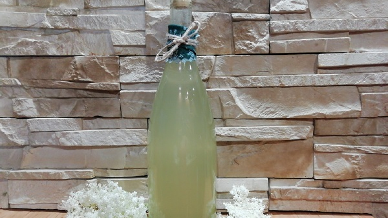 5. Sirup povaríme za stáleho miešania od rozpustenia cukru približne 5-10 minút, potom sirup nalievame do vysterelizovaných fliaš, ktoré ihneď uzavrieme, zabalíme do deky.