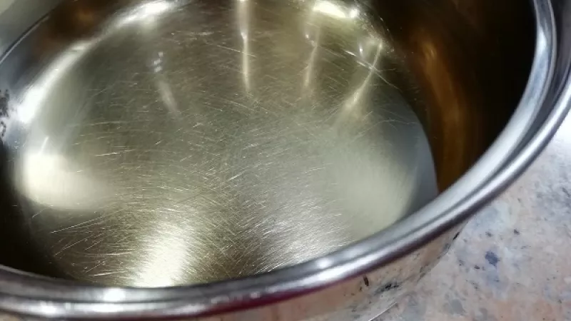 1. Do hrnca pridáme biele víno podľa vlastného výberu. Na dochutenie pridáme celú škoricu, klinčeky, badián. Na miernom stupni privedieme do varu. Odstavíme. Biele víno dosladíme podľa chuti.