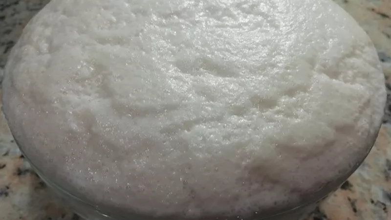 1. Pripravíme si kvások. Do vlažného mlieka rozdrobíme čerstvé droždie, pridáme lyžicu kryštálového (trstinového cukru). Dobre vymiešame, necháme nakysnúť. Trvá to približne 5 minút, urobí sa nám pena.
