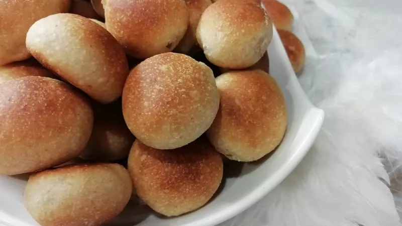 6. Tradičné opekance, bobáľky, pupáky necháme na plechu podkysnúť ešte 10 minút. Nie je potrebné ich ničím potierať. Opekance pečieme pri teplote 200 oC dozlatista, približne 15-20 minút. Chutia fantasticky.