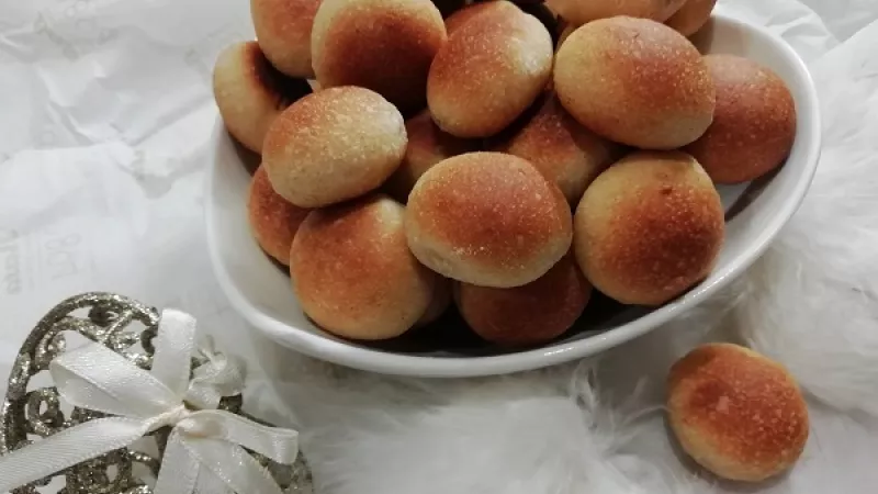Tip Dobrej kuchyne: Upečené domáce opekance, bobáľky, pupáky prikryjeme bavlnenou utierkou, aby nevyschli. Podávame ich podľa obľuby s makom, orechami, tvarohom.
Tradičná vianočná dobrota.