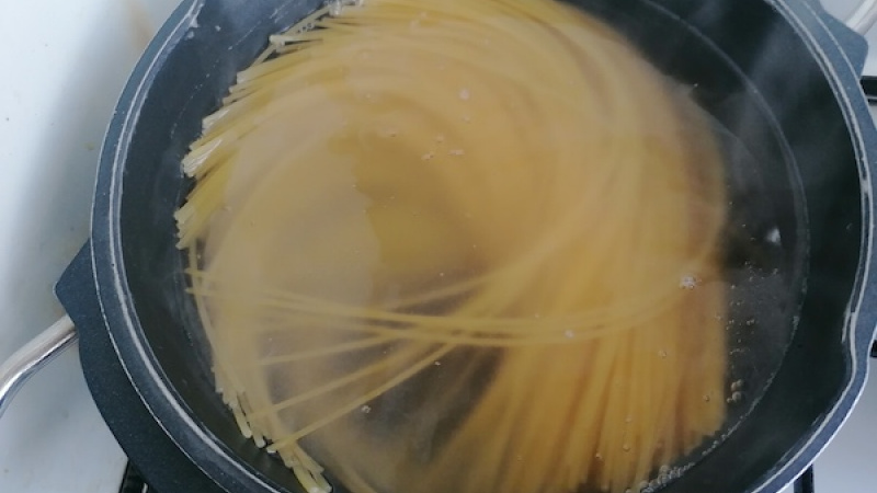 5. Medzitým si uvaríme špagety v osolenej vode.
