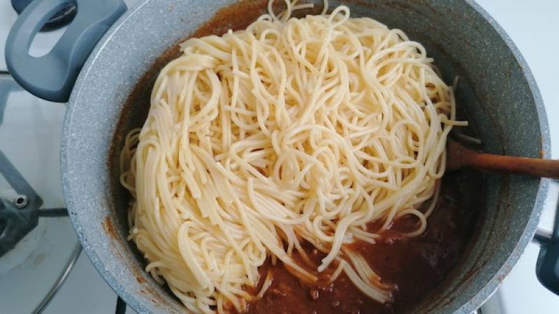 7. Uvarené a zliate špagety vložíme do omáčky, nikdy nie naopak!