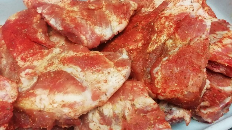 1. Bravčové rebrá dobre umyjeme, dôkladne osušíme. Rebrá okoreníme korením podľa chuti (soľou, mletým čiernym korením, mletou červenou paprikou, rascou, kurkumou).