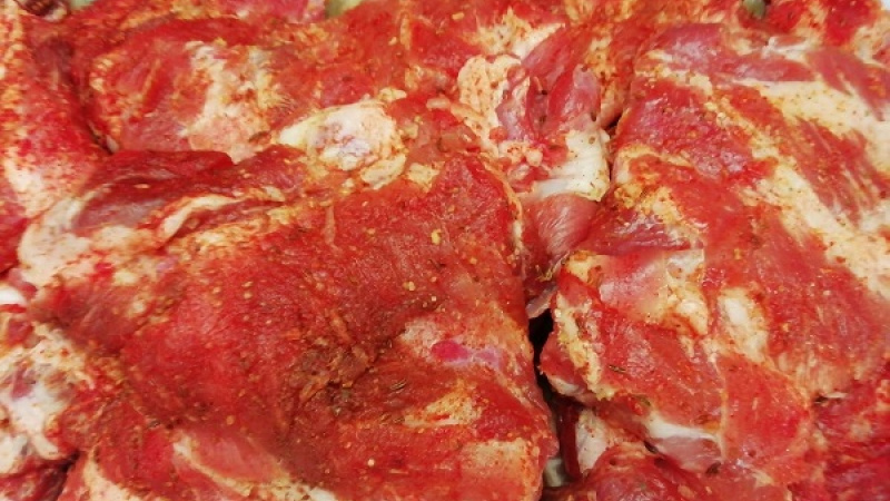 6. Pekáč zakryjeme alobalom. Je to dôležité, aby sa rebrá nevysušili. Bravčové rebrá s kyslou kapustou a slaninou pečieme pri teplote 160 oC približne 1,5 hodiny do mäkka.