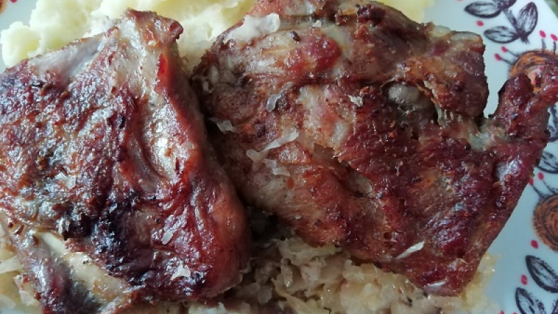 8. Výbornou prílohou k pečeným rebrám na kyslej kapuste, slanine sú šťuchané zemiaky. Pripravíme ich tak, že ich varíme do mäkka, scedíme, osolíme, rozšťucháme s maslom.