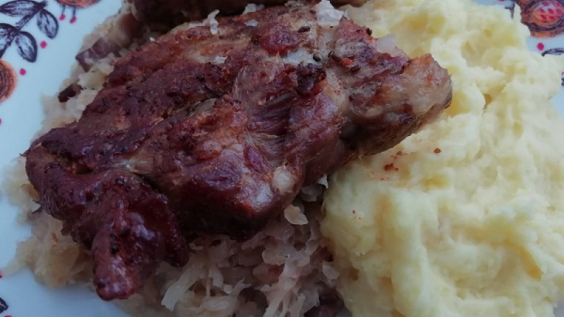 Tip Dobrej kuchyne: Ešte chutnejšie pečené bravčové rebrá? Pripravte si olejovú marinádu - do oleja primiešajte korenie podľa chuti. Rebrá dobre potrite marinádou a uložte do chladu aspoň cez noc. Vyskúšajte. 
Dobrú delikátnu chuť.