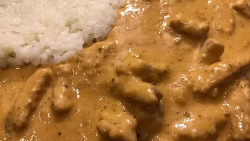 6. Ak sa nám zdá omáčka hustejšia, môžeme ju zriediť troškou vývaru. Hovädzí stroganov podávame s dusenou ryžou, opekanými zemiakmi.