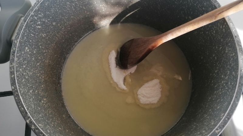 1. Na rozpustenom masle opražíme múku.