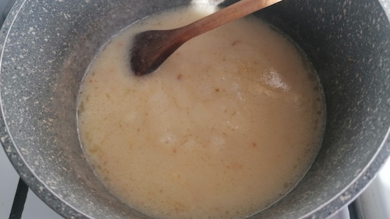2. Pridáme nastrúhaný cesnak a keď začne voňať, zalejeme vodou (asi 3 dcl).