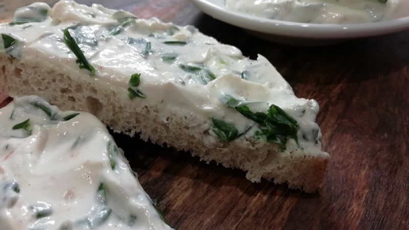  Jemná bryndzová nátierka s medvedím cesnakom, výživný recept.