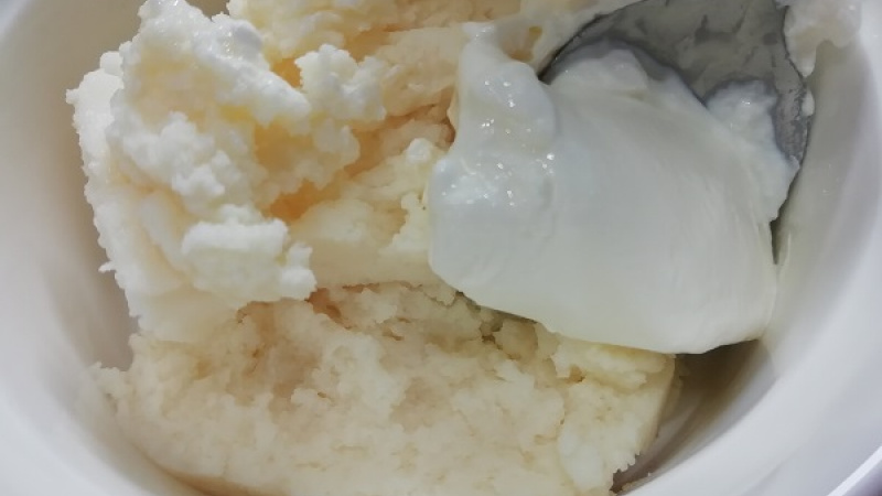1. Do misky pridáme bryndzu, smotanovú nátierku (žervé), kyslú smotanu alebo biely  jogurt. 