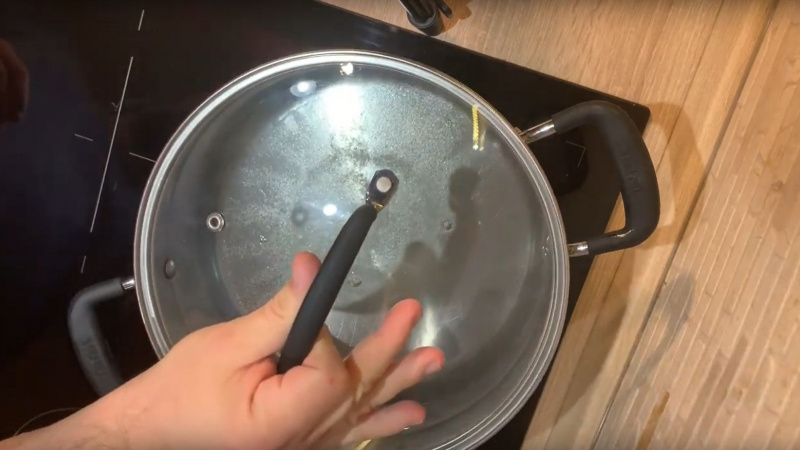 1. Do väčšieho hrnca dáme zovrieť osolenú vodu.