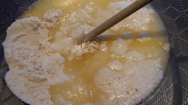1. Cesto na bublaninu pripravíme tak, že si zmiešame suché a mokré ingrediencie osobitne, v dvoch miskách. Potom do suchej zmesi zapracujeme vymiešané mokré  ingrediencie. Vznikne nám vláčne cesto. Príprava cesta je veľmi rýchla.
