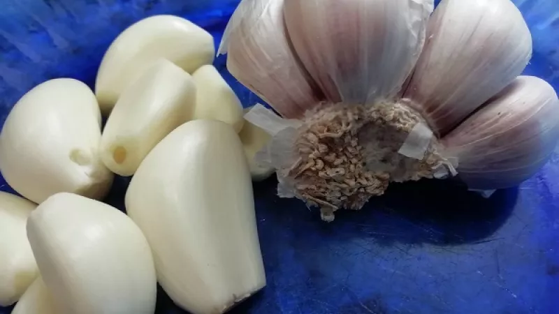 1. Cesnak ošúpeme a nastrúhame, necháme postáť, aby sa uvoľnili živiny.