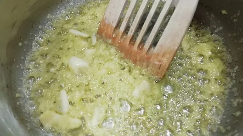 4. Na masle alebo olivovom oleji orestujeme cesnak zopár minút, aby zavoňal.