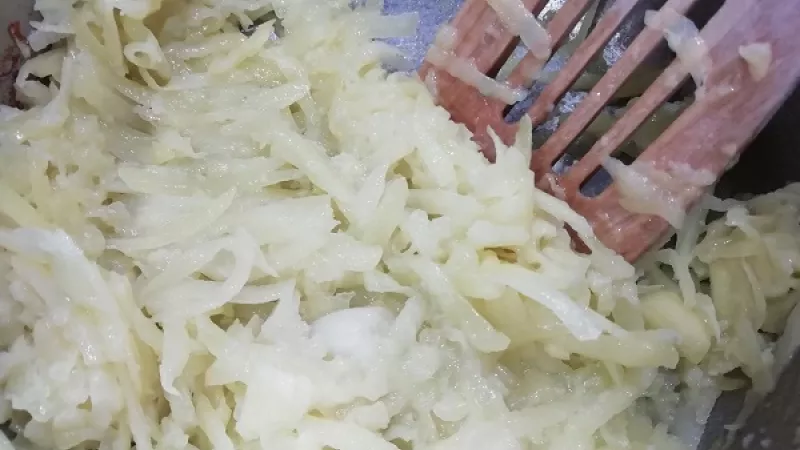 5. Tak pridáme aj nastrúhané zemiaky, ktoré tiež orestujeme, pridáme korenie.