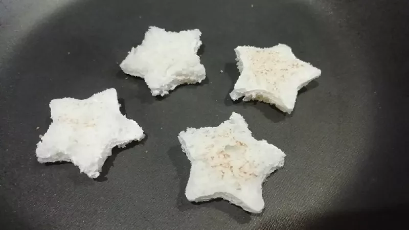 7. Starší chlebík (pečivo) nakrájame na kocky, opečieme na masle dochrumkava.