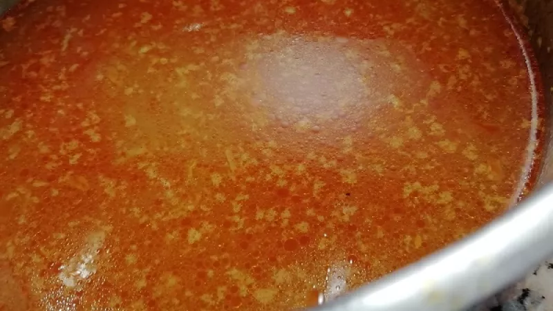 8. Zemiaky zalejeme horúcou vodou (vývarom) 1,5 l, môžeme pridať pierka cibule.
