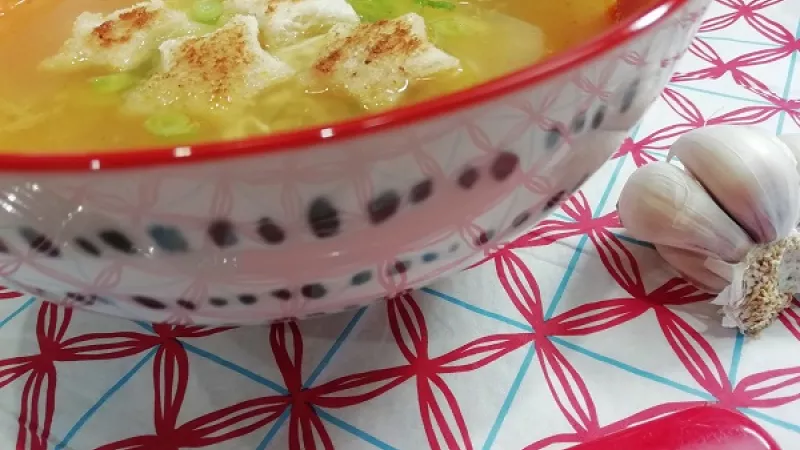 10. Syr nastrúhame. Ak si chceme doplniť vitamín C, nakrájame obľúbené bylinky.