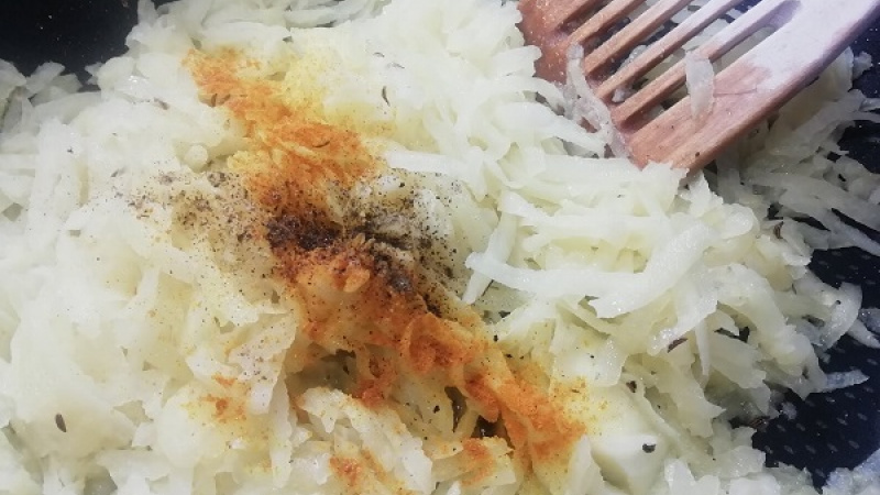 3. Na masle ju orestujeme do sklovita, pridáme kaleráb a korenie podľa chuti.