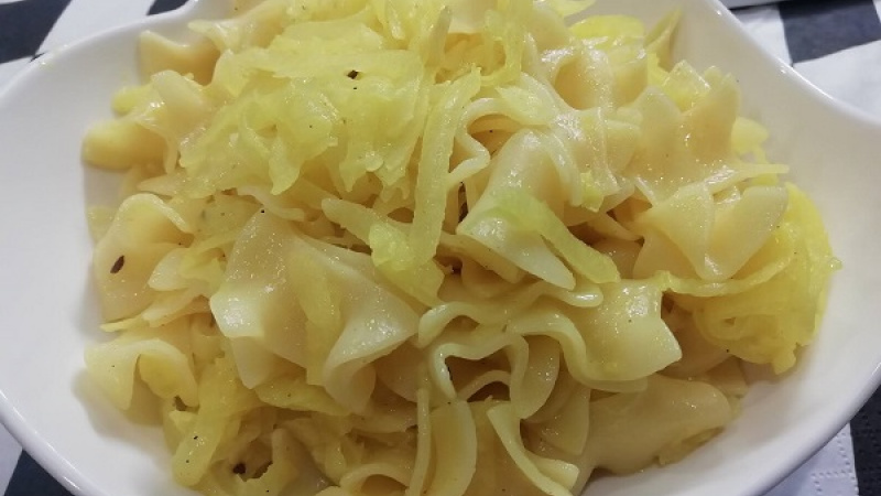 Tip Dobrej kuchyne: Príliš obyčajné jedlo? K cestovinám s duseným kalerábom pridajte opečenú slaninu, údené mäso, klobásu, cukor samozrejme vynechajte. Vyskúšajte, úspech zaručený.
Dobrú kalerábovú chuť.