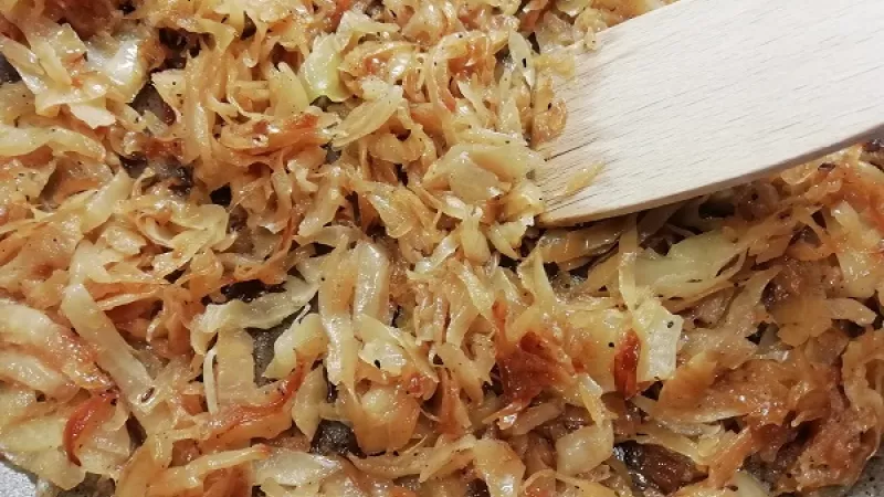 4. Kapustu počas smaženia pravidelne premiešavame, aby neprihorela. Smažíme ju do zmäknutia. Najlepšie, keď je až taká hnedastá, vtedy má skvelú chuť. 