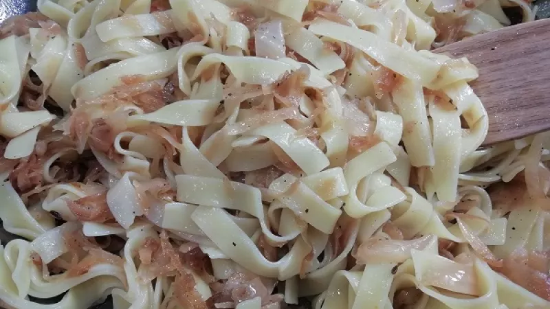 6. Cestoviny s kapustou dobre premiešame. Najlepšie kapustové cestoviny so smaženou kapustou môžeme ešte dochutiť. Podávame ich hneď, ešte teplé.