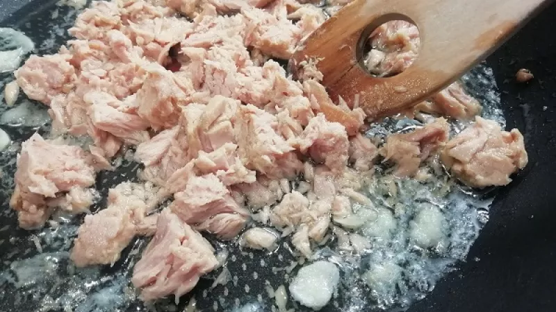 3. Orestujeme. Cesnak pekne zavonia, trvá to chvíľu. Dávame pozor, aby sa nepripálil. Pridáme tuniaka.