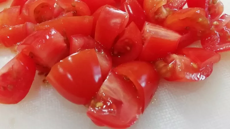 4. Paradajky umyjeme, nakrájame na menšie kocky. Môžeme zvoliť aj väčšie paradajky, ktoré ošúpeme.