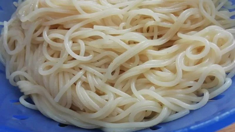 6. Keď nám voda na cestoviny zovrie, pridáme soľ, olej nepridávame. Uvaríme cestoviny podľa návodu.
