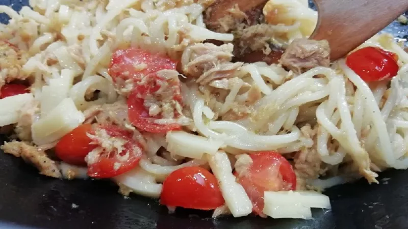 9. Pridáme aj nastrúhaný syr podľa obľuby (parmezán, eidam, gouda), spolu premiešame a podávame.  