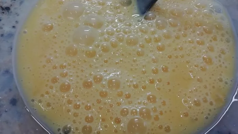 1. Chlieb nakrájame na plátky. Samozrejme, starší chlieb sa mrví, robíme to opatrne. Môžeme zvoliť aj staršie pečivo (rožky, aj žemle). Vajcia si so soľou dobre rozšľaháme.