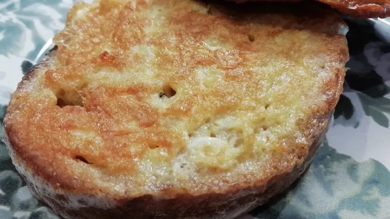 3. Chlebík opekáme z každej strany dozlata. Ak chceme chlieb chrumkavý, treba použiť viac oleja. Upečený ho ukladáme na papierový obrúsok, zbavíme ho zvyšného oleja.