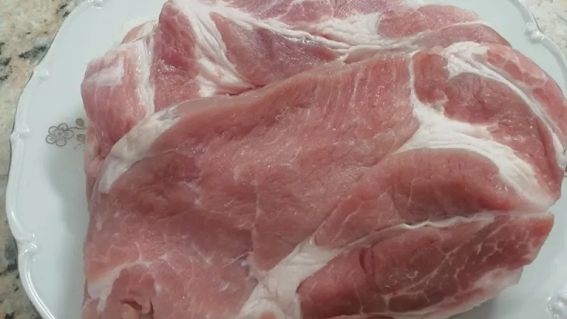 1. Cigánska pečienka sa pripravuje z bravčovej krkovičky, môžeme však zvoliť aj chudšie  bravčové karé. Mäso umyjeme, osušíme a nakrájame na plátky hrubé 1,5 cm, ktoré  mierne rozklepeme.
