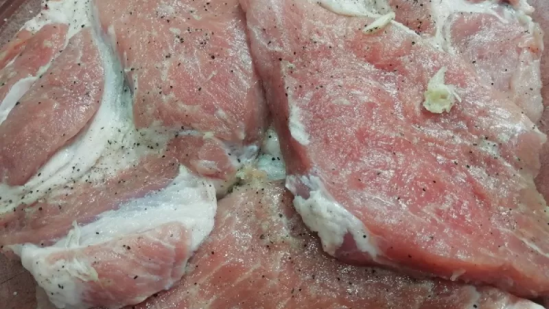 2. Bravčové mäso osolíme a okoreníme podľa chuti. Cesnak očistíme, prelisujeme, môžeme aj nakrájať nadrobno. Takto pripraveným cesnakom dôkladne potrieme plátky ochuteného mäsa.