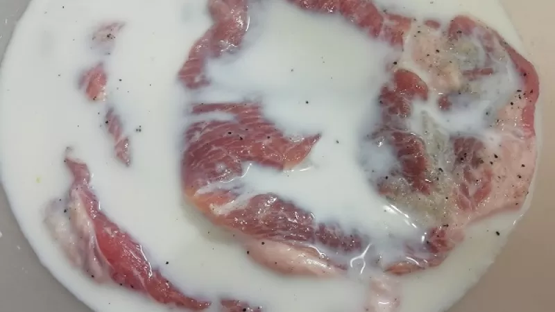 3. Pripravené bravčové mäso preložíme do uzatvárateľnej misky alebo dózy. Plátky mäsa zalejeme mliekom. Musia byť ponorené. Dózu uzavrieme, uložíme do chladničky na 12 až 24 hodín.
