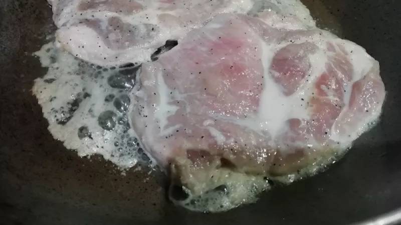 4. Na kvalitnej panvici rozohrejeme bravčovú masť, pridáme kusy cigánskej pečienky. Z každej strany ich opekáme približne 3 minúty. Potom mäso prikryjeme, znížime teplotu a podusíme do mäkka.