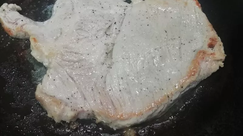 5. Nakoniec mäso odkryjeme. Na prudkom ohni ho ešte krátko opečieme z oboch strán dozlatista. Na ďalšej panvici si na bravčovej masti a na miernom stupni orestujeme kolieska cibule.