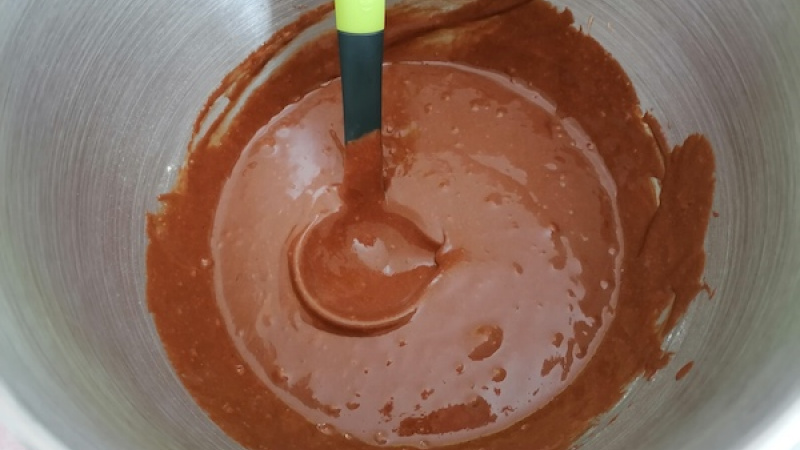 1. Začneme korpusom. Maslo s čokoládou rozpustíme nad parou. Necháme vychladnúť. 4 vajcia šľaháme mixérom s kryštál. cukrom. Vznikne nadýchaná pena, pridáme múku a ešte chvíľu zašľaháme. Opatrne vmiešame čokoládovú hmotu, prelejeme do tortovej formy. 