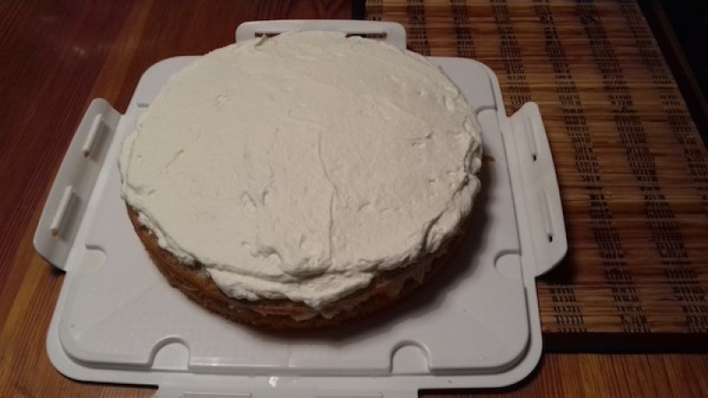 3. Urobíme si plnku jednoduchým zmiešaním mascarpone, tvarohu, vanilkového a práškového cukru. Natrieme na korpus.