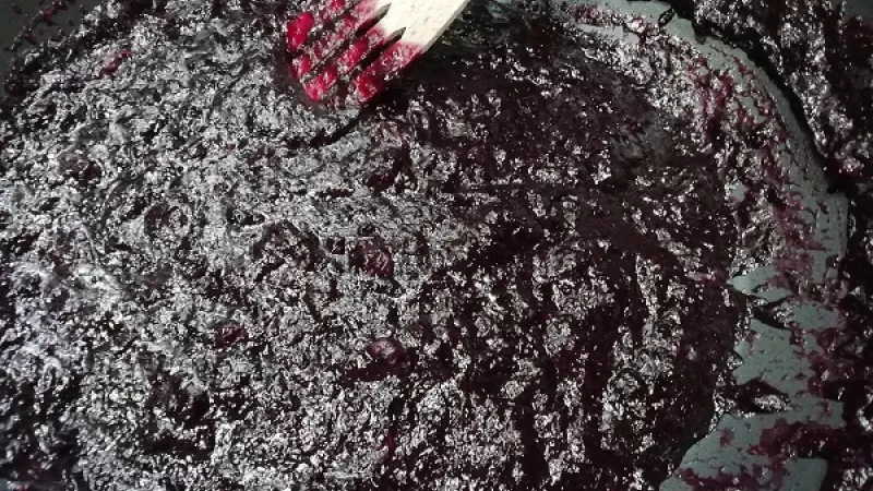 1. Najprv povaríme čerstvé či mrazené čučoriedky spolu s cukrom (podľa chuti) na ovocnú omáčku, ani hustú, ani veľmi riedku. Necháme si ju vychladnúť.